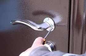 Замена дверной ручки металлической двери в Арзамасе